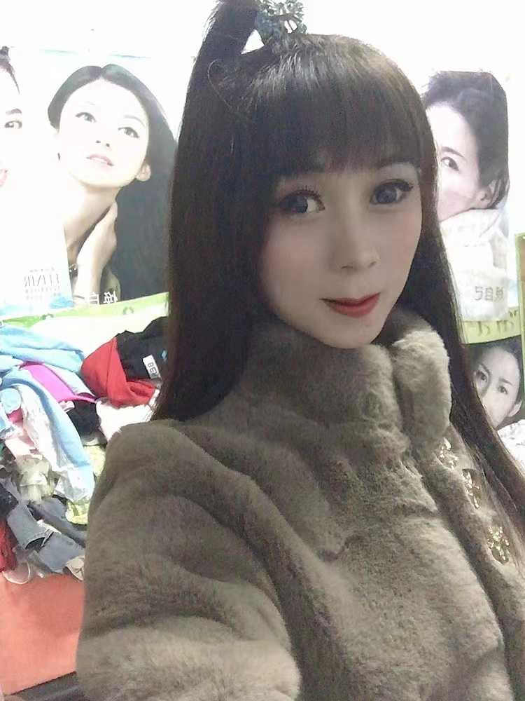 适合卸货的少妇