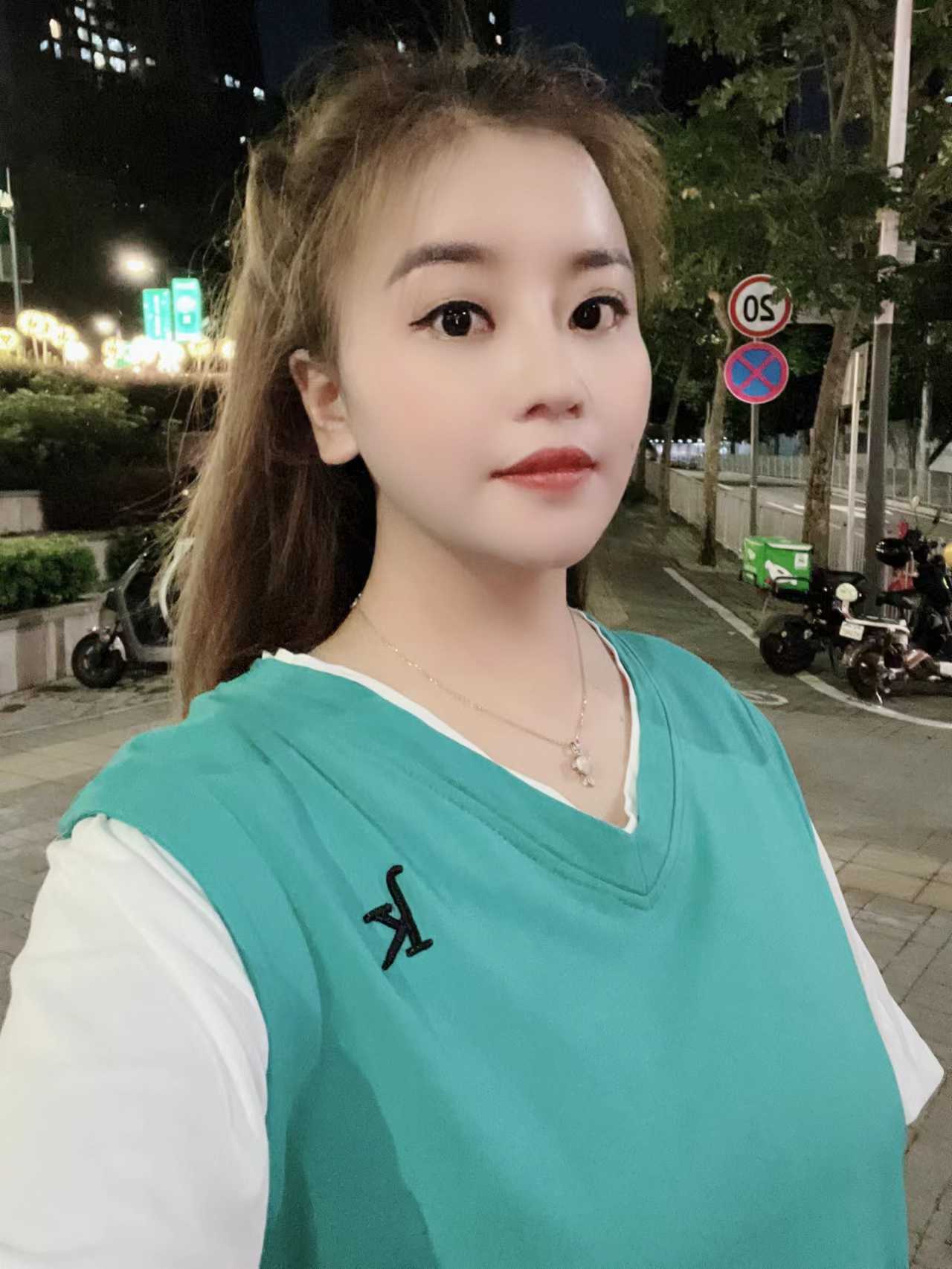 颜值出众，风Sao气质让人忘不绝尘