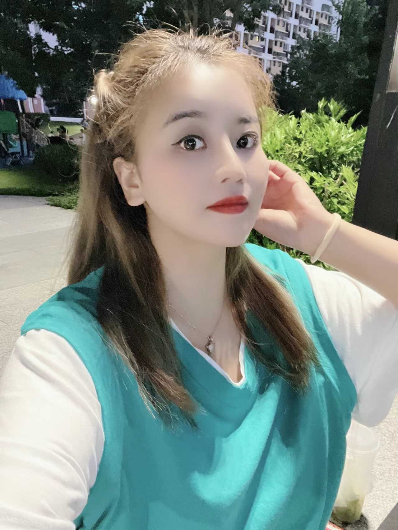 颜值出众，风Sao气质让人忘不绝尘