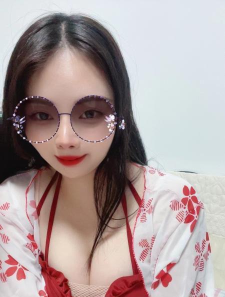 刚下海大胸嫩妹