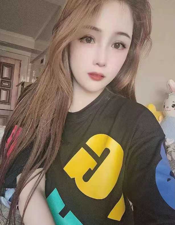 穿着制服在等待