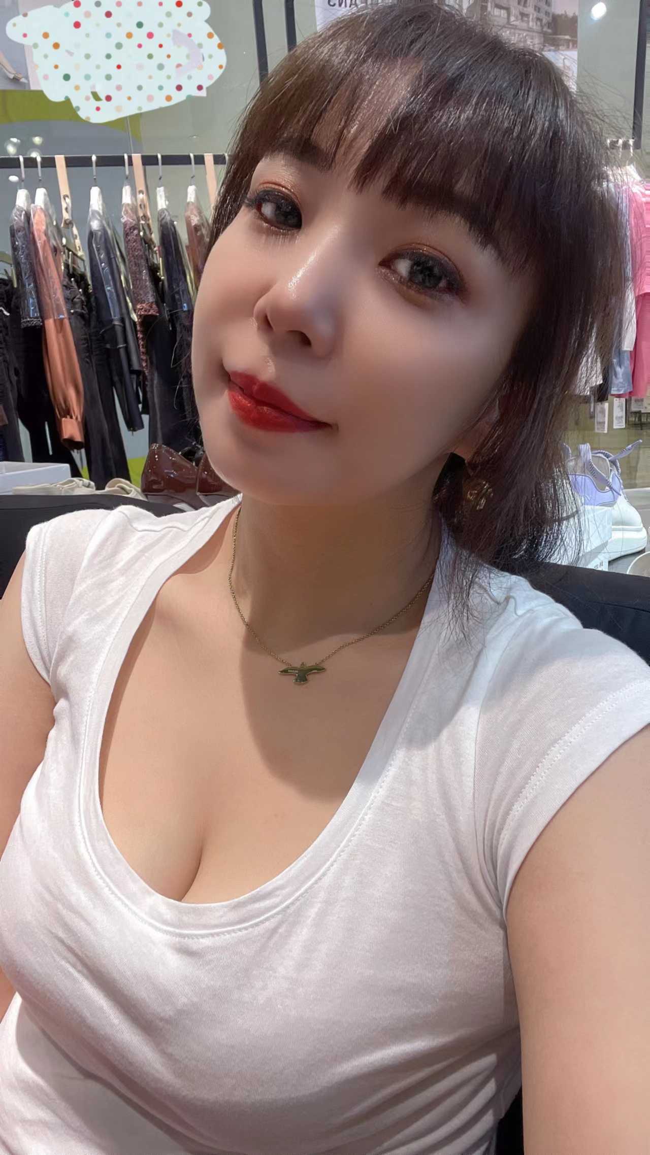 胸很大的美丽少妇