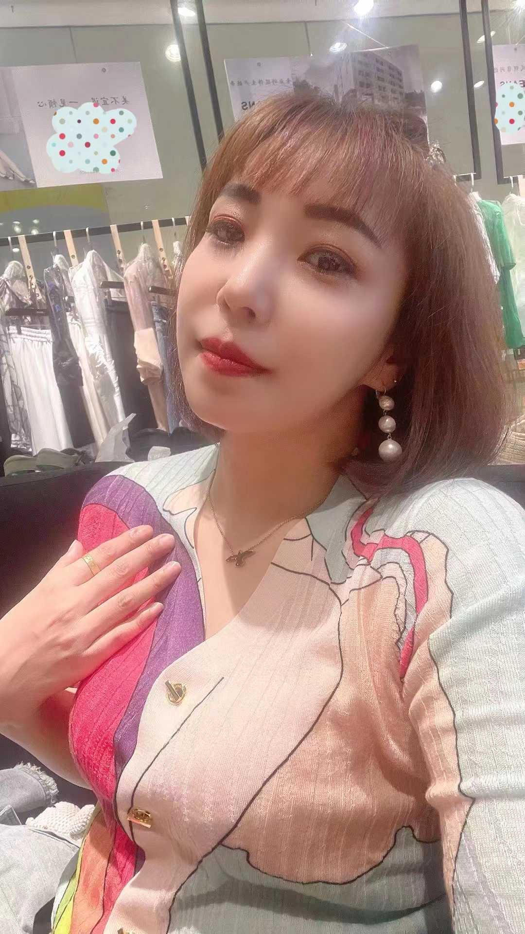 胸很大的美丽少妇