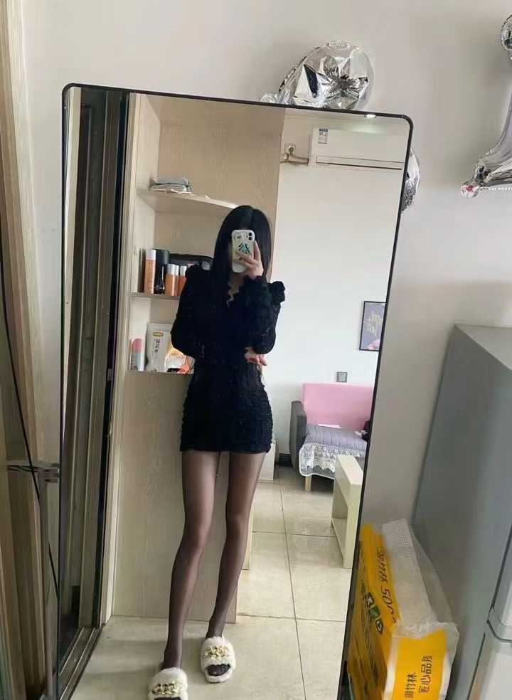 对面的男孩看过来，天河小姐姐