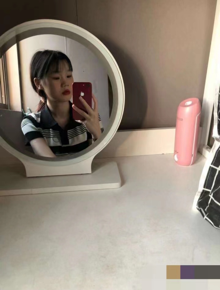 很可爱的年轻小妹