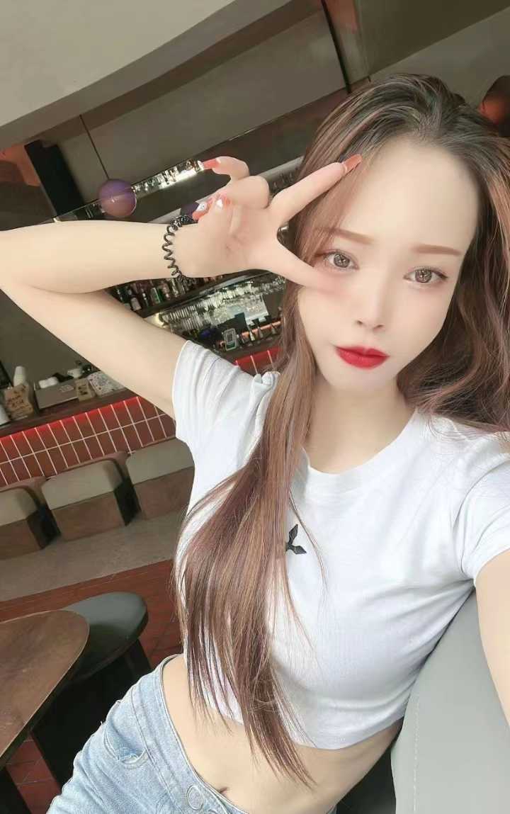 身材高挑，颜值不错