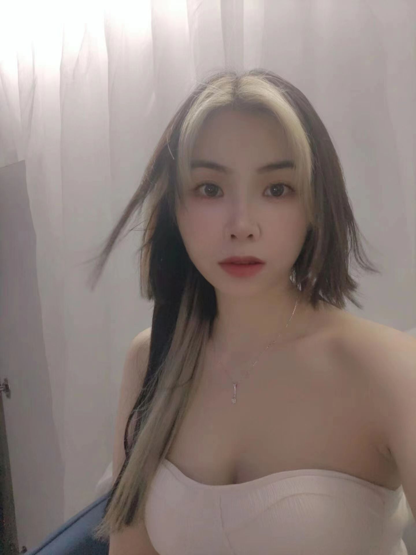 妹子屁股撅起来边拍边艹爽歪歪啊