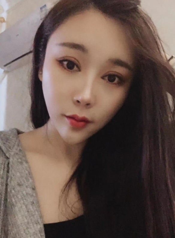 熊上玫瑰花的风韵姐姐