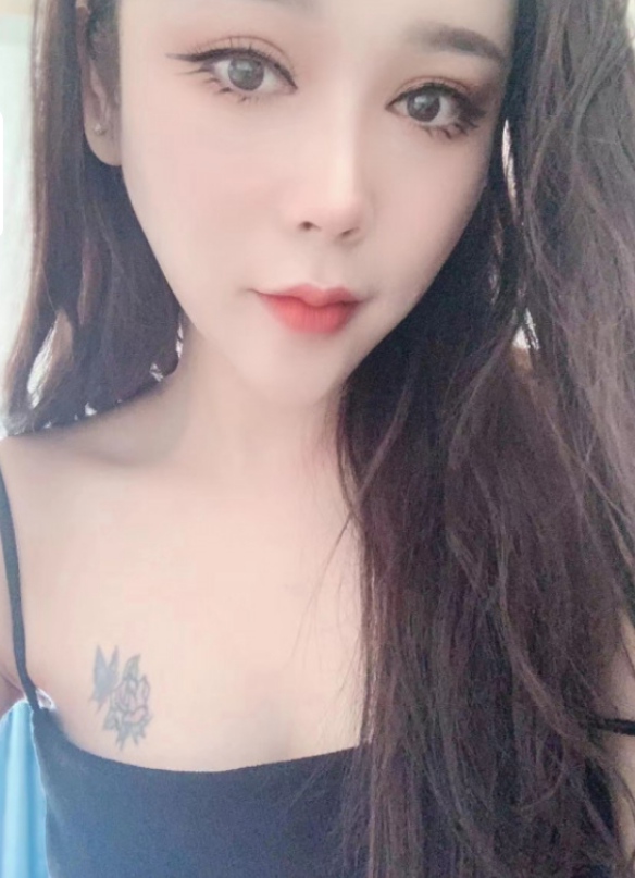 熊上玫瑰花的风韵姐姐