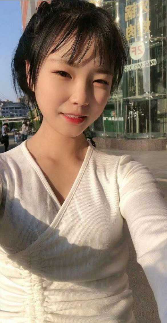 颜值一般的年轻妹子