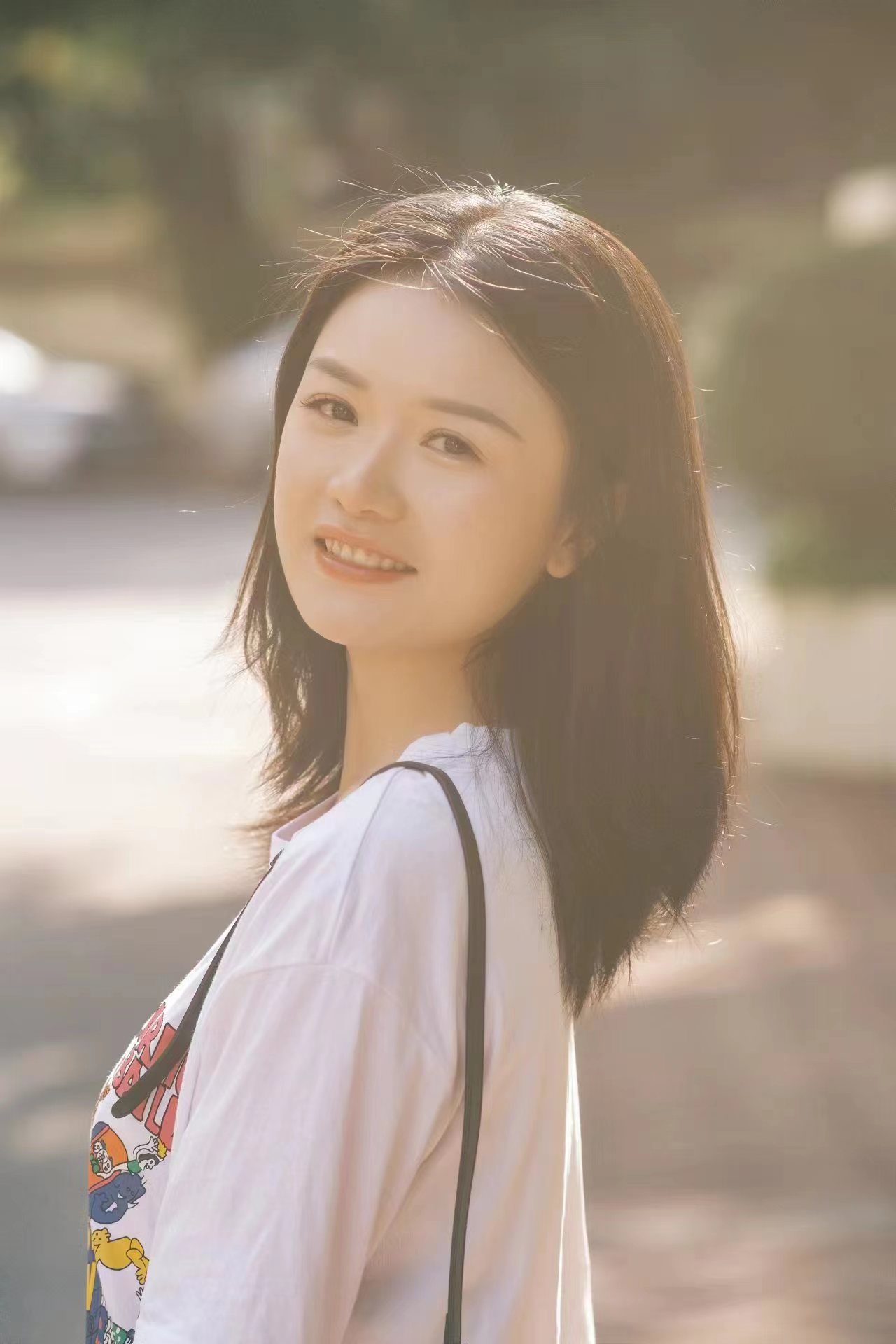 很有气质的短发妹子