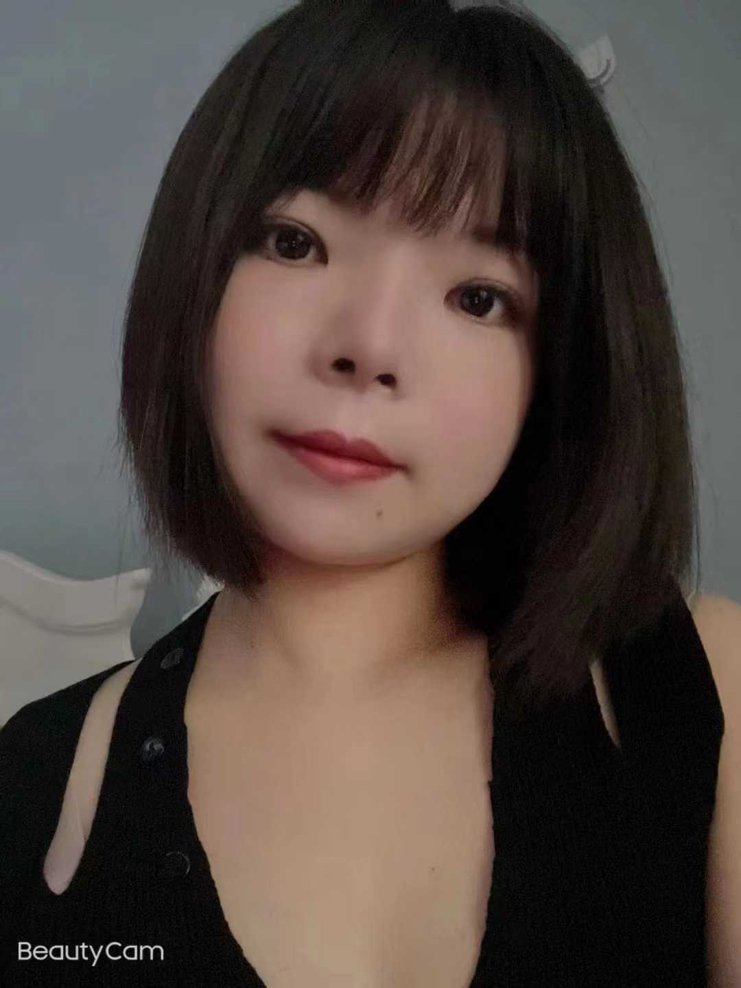 妹子胸不错，尤其是KH，真是技术一流