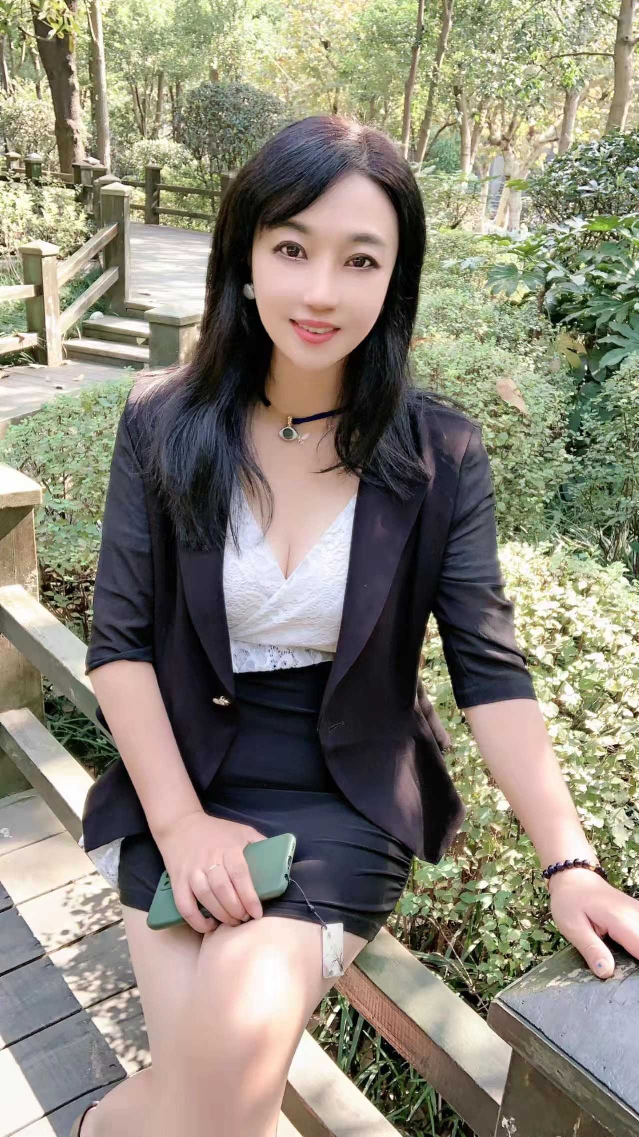 很会调情，颜值高，身材好，胸大，屁股大