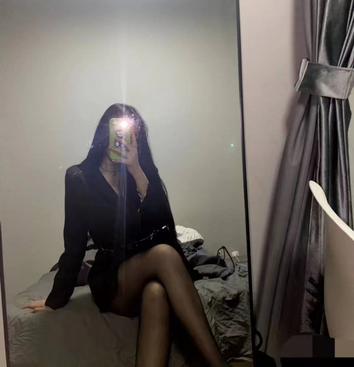 颜值超高，极致黑丝超级诱人