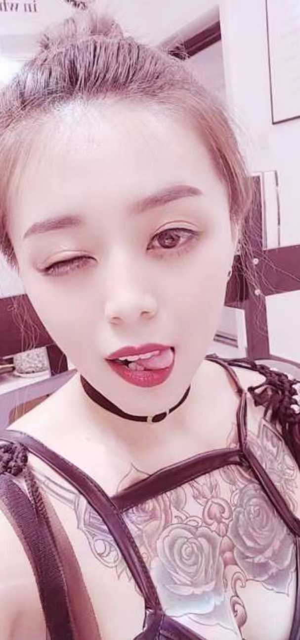 胸口有纹身的小姐姐