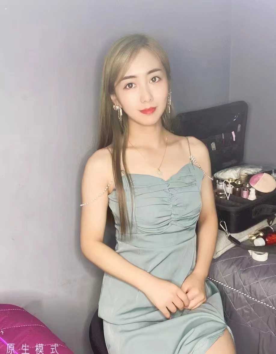 胸大臀翘服务好的金发妹子