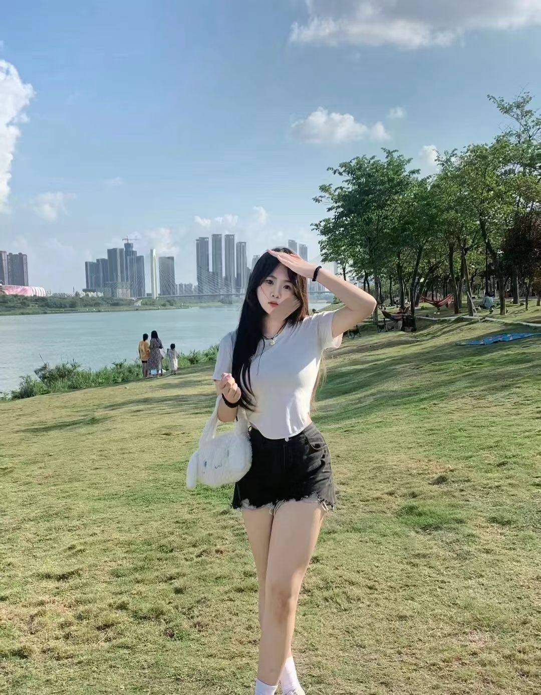 自己网上聊的，跟她视频后月的
