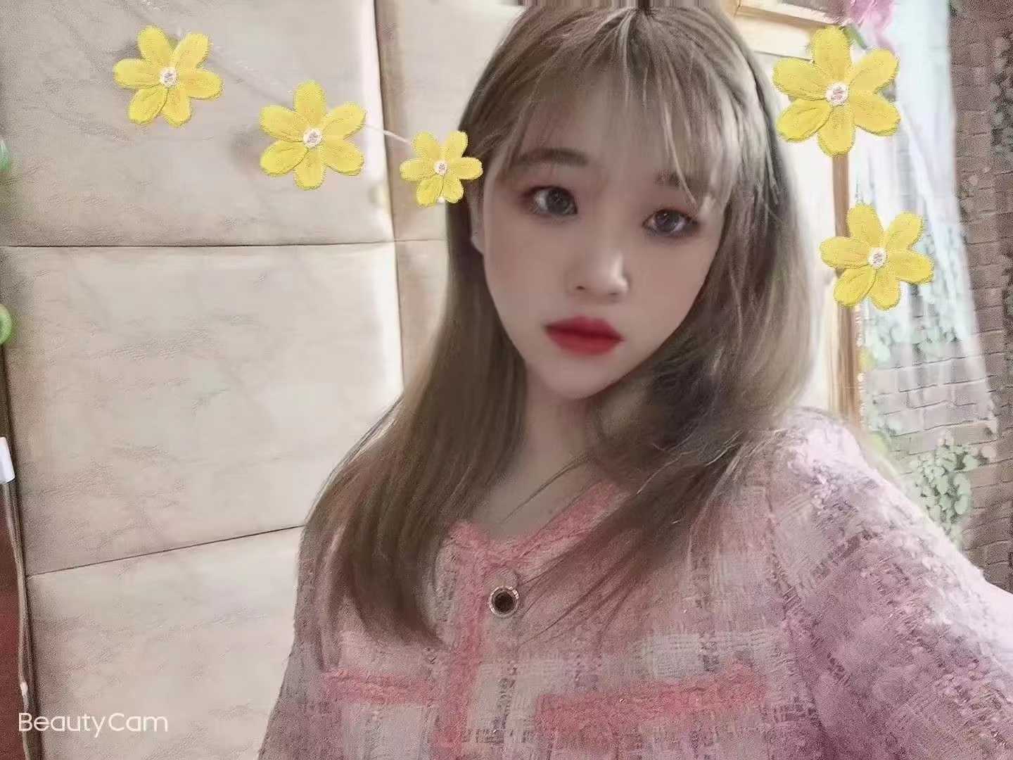 有纹身的年轻小姑娘