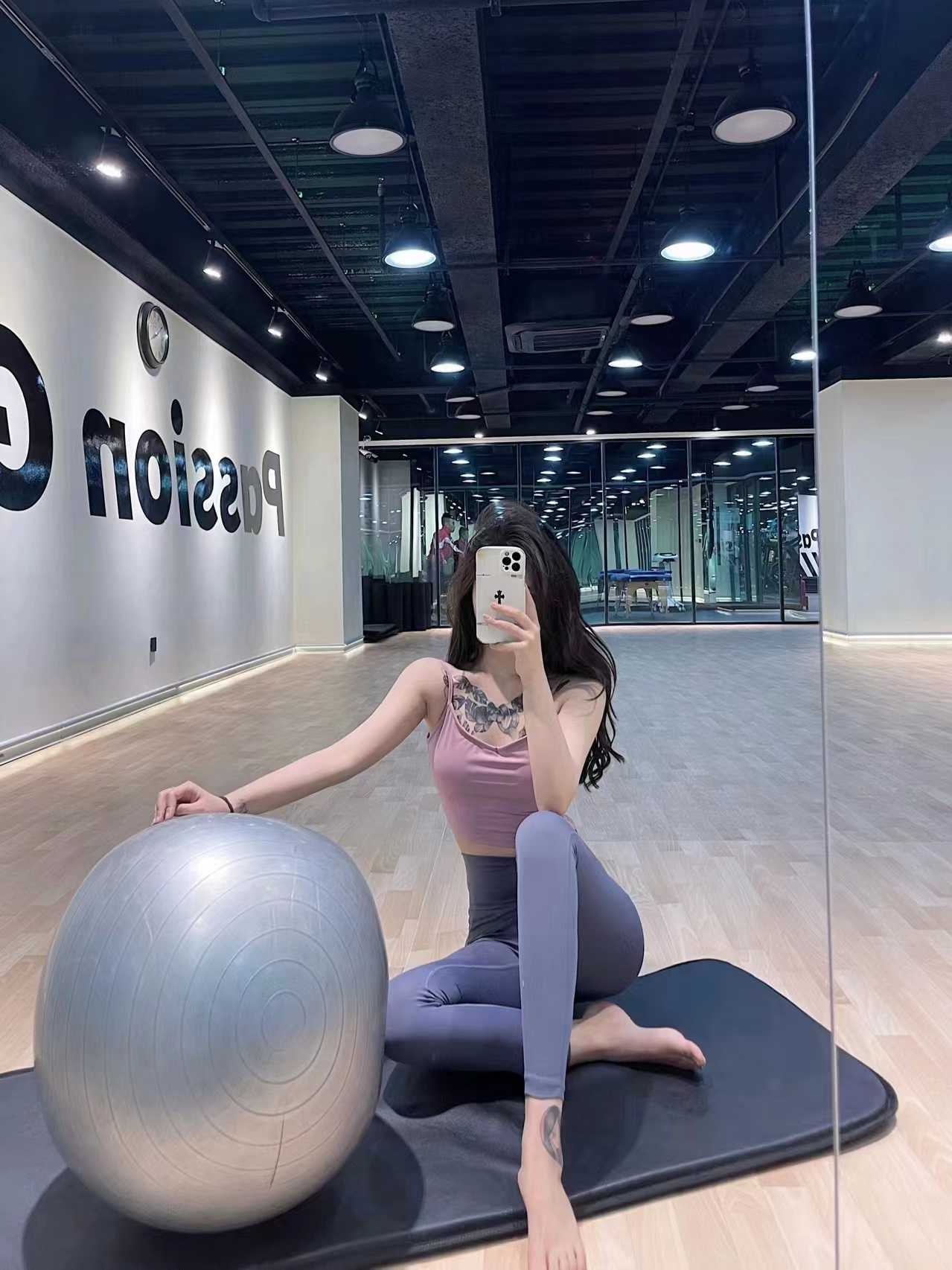 爱练瑜伽很有气质的美女