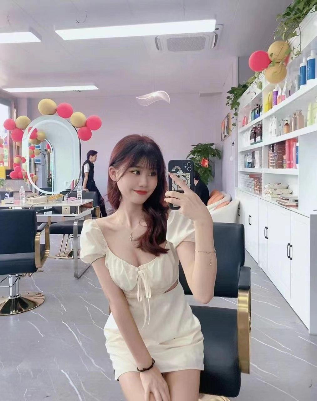 小巧玲珑一手握不住的妹儿