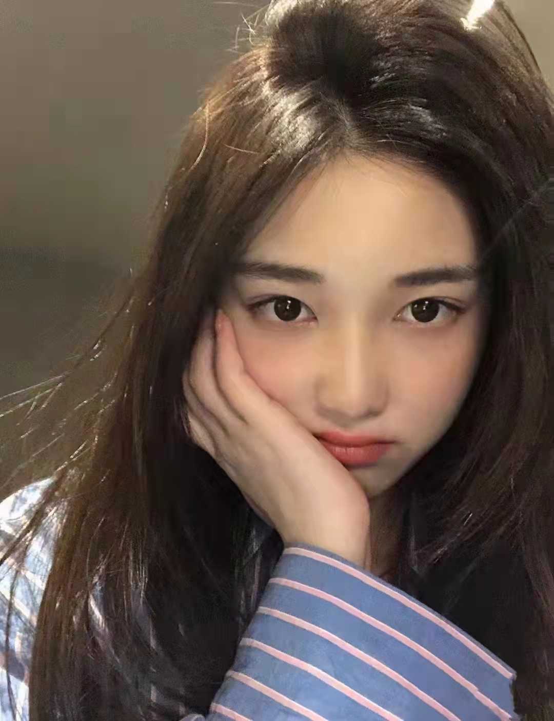 大胸mm，姿势随意摆