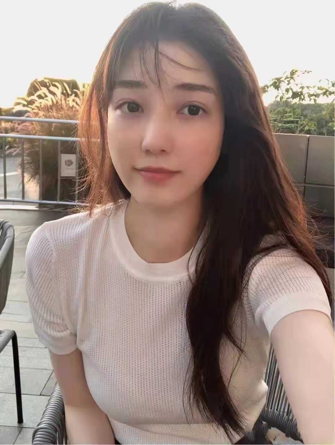 大胸mm，姿势随意摆