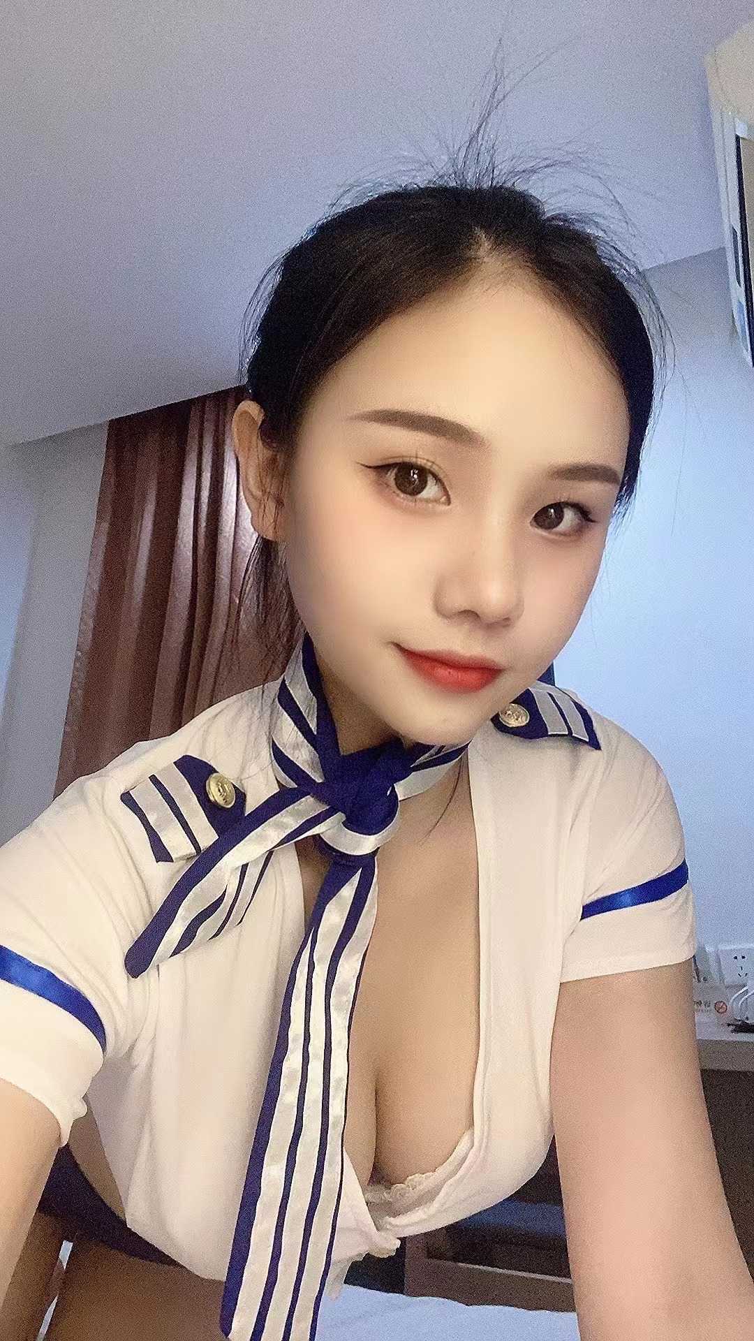 简直就是迷人的妖精，眼睛特别也温柔