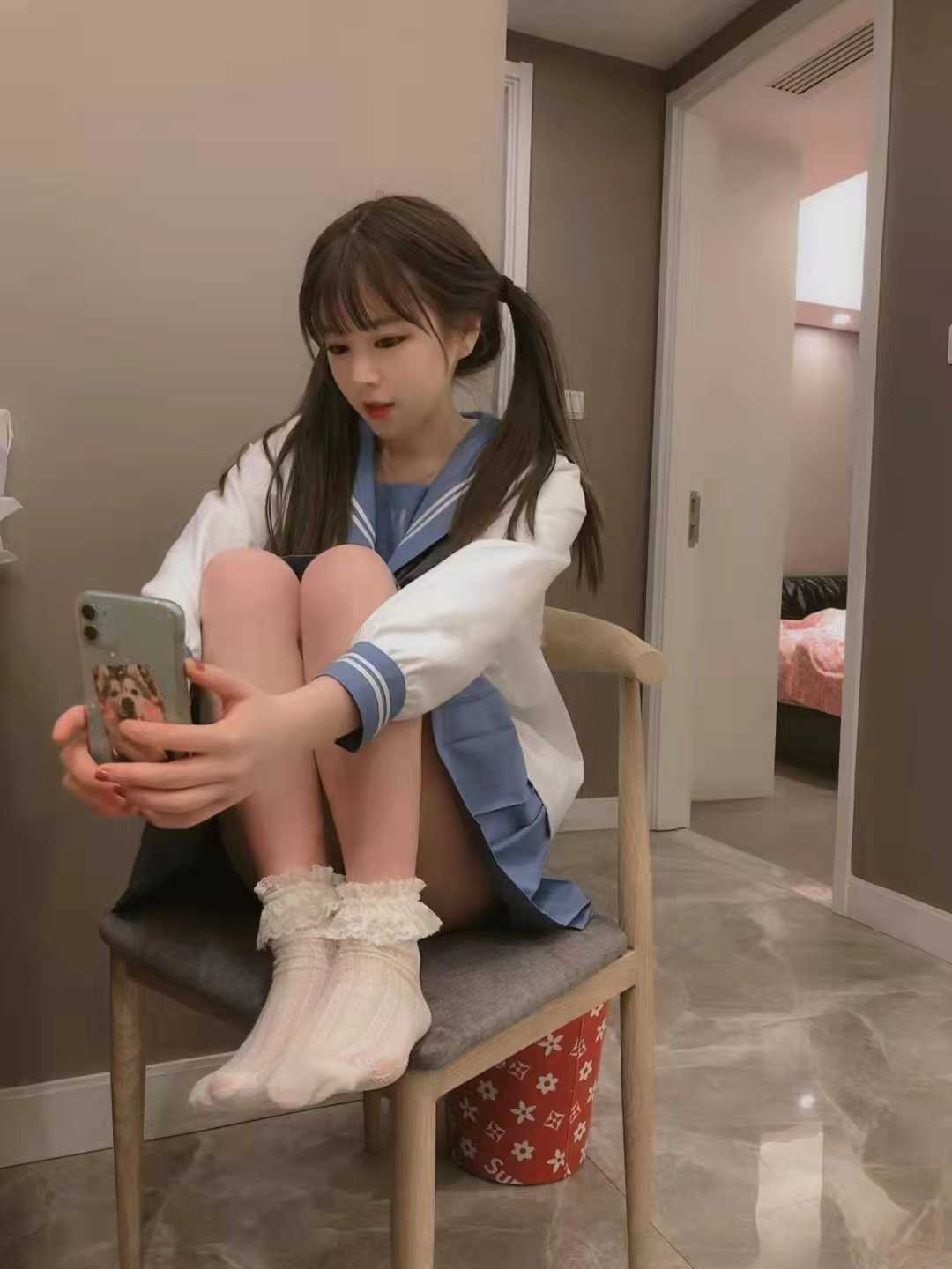 颜值很棒，很年轻的小姐姐