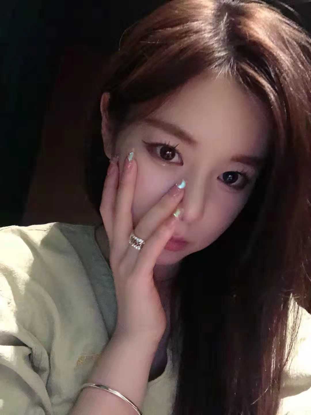 颜值很棒，很年轻的小姐姐