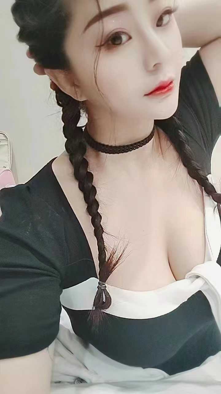 胸很挺，抱着艹很有感觉