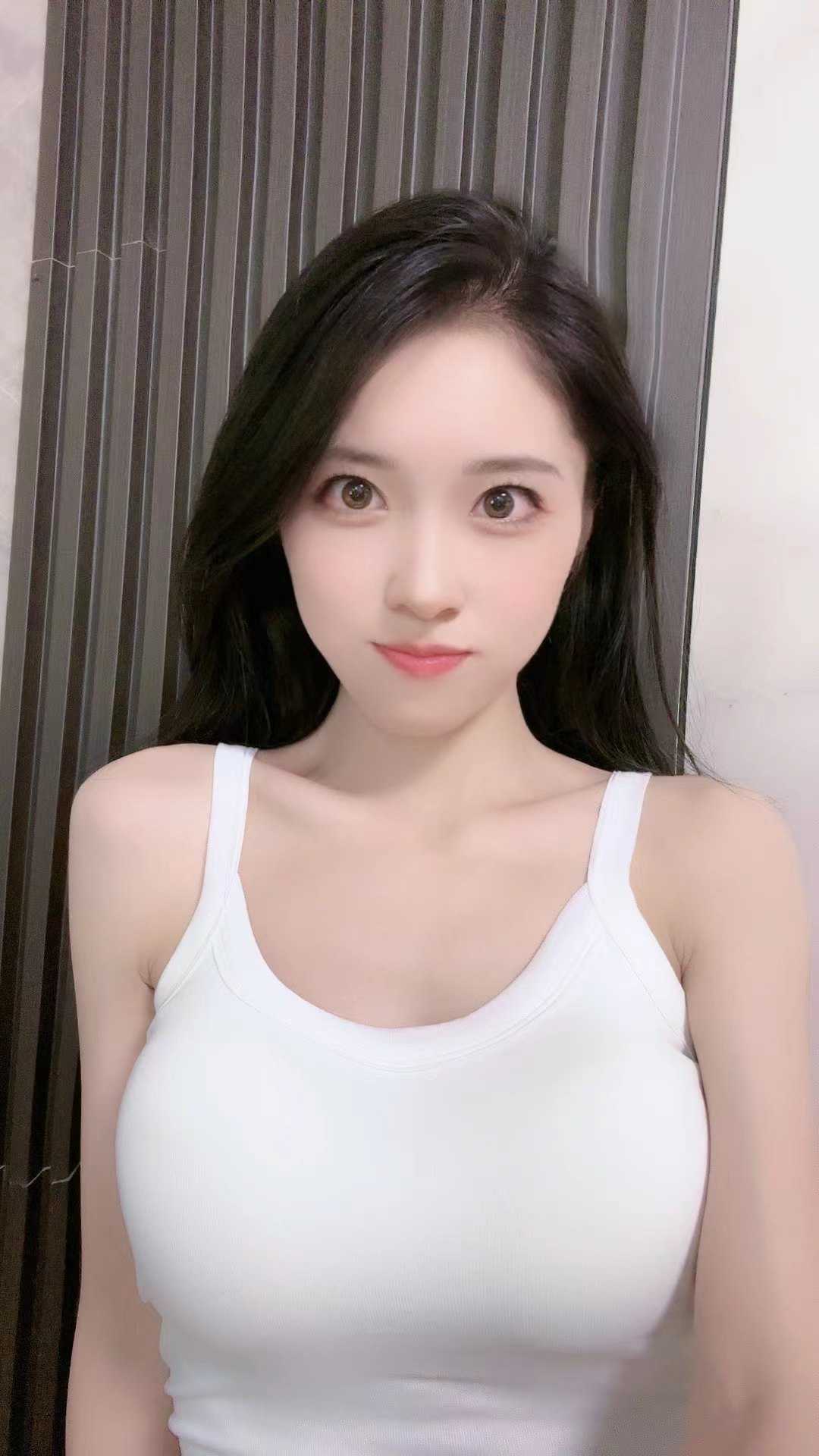 颜值高，服务主动很满意