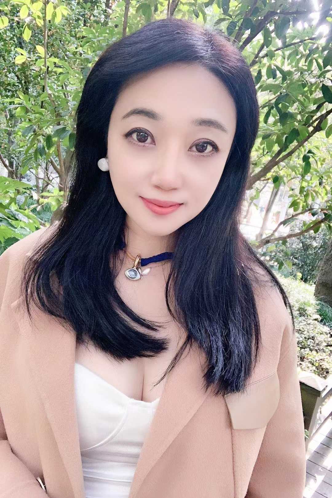 气质漂亮的美女一个