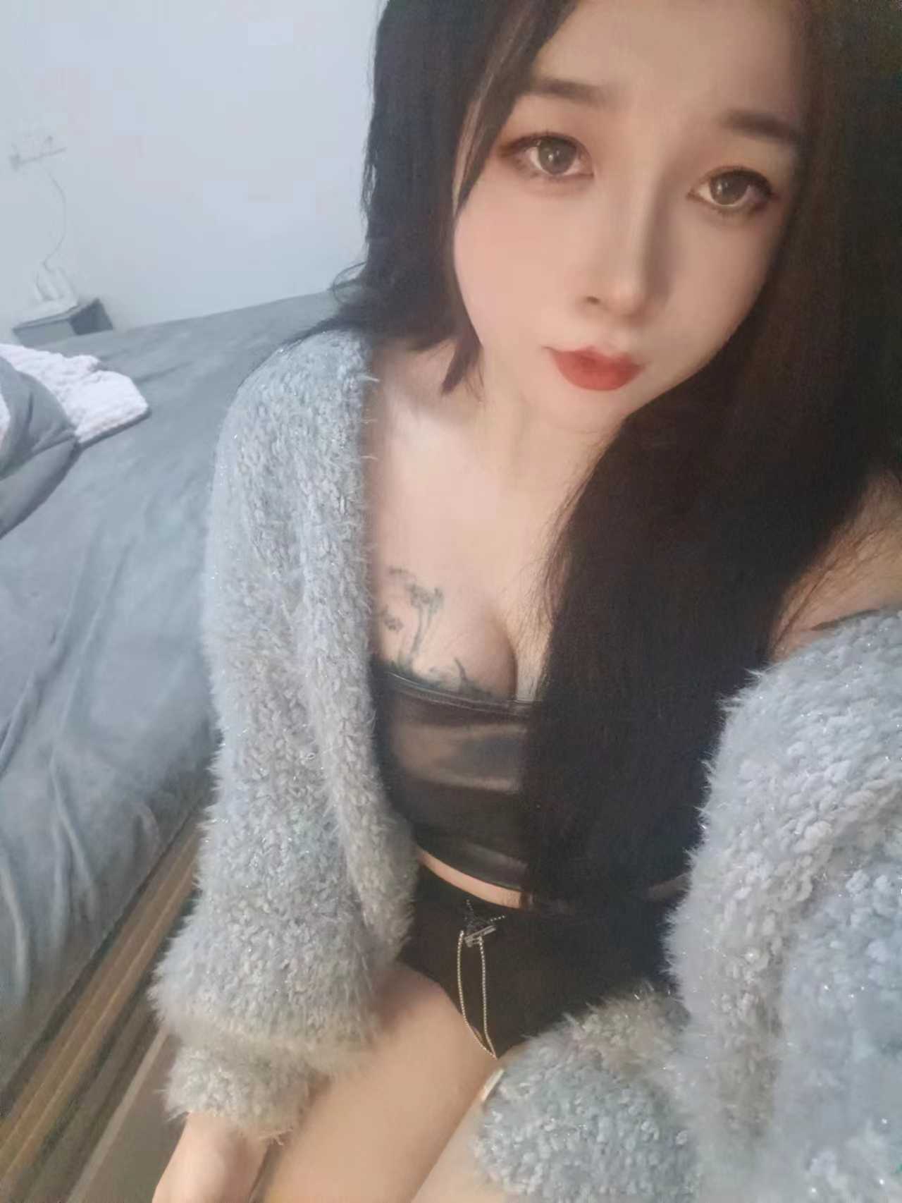 大胸纹身妹儿，娇小，抱起来很爽