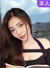 年轻，身材比例也不错