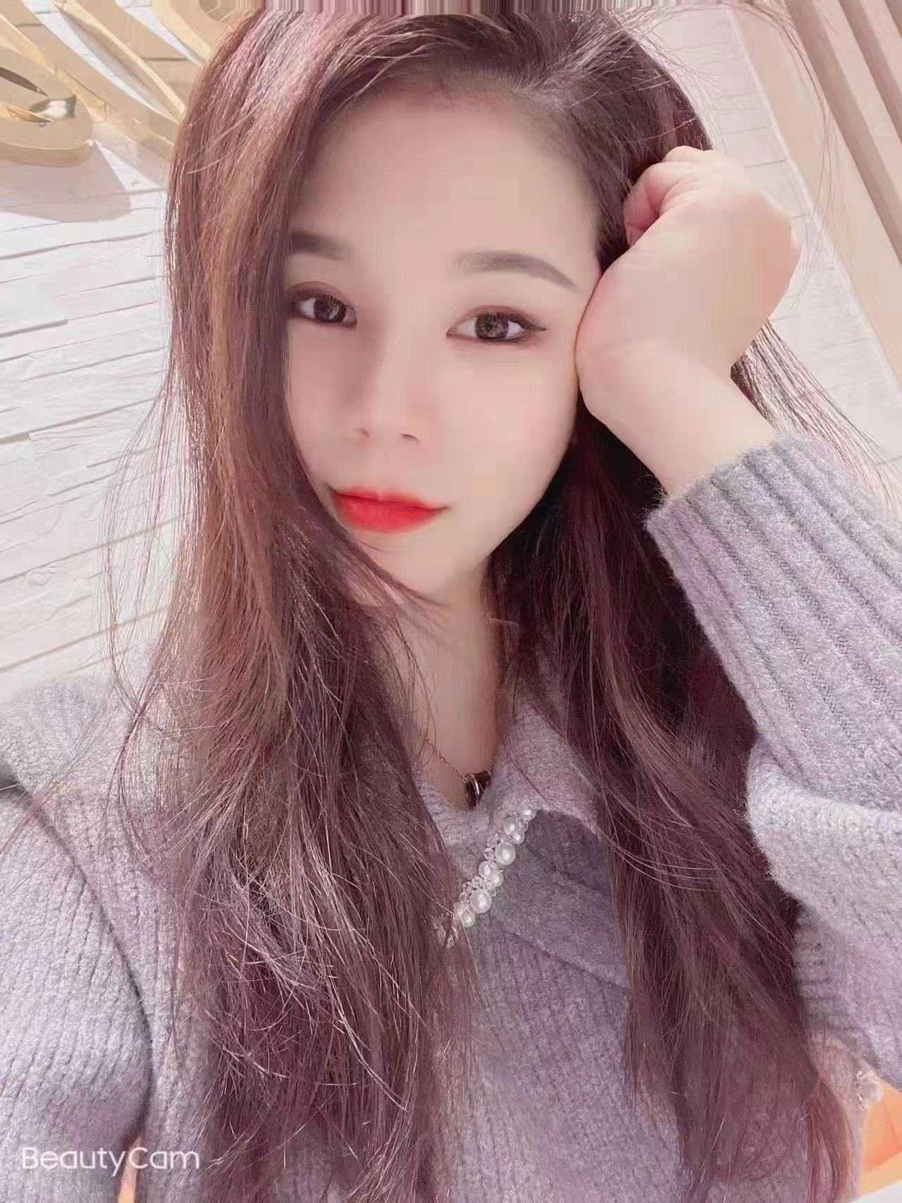 皮肤特别的白，年轻但有韵味