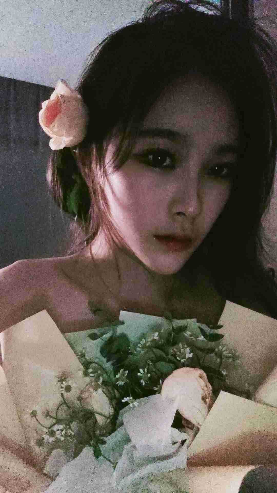 妹子高潮的表情很陶醉，总体非常满意