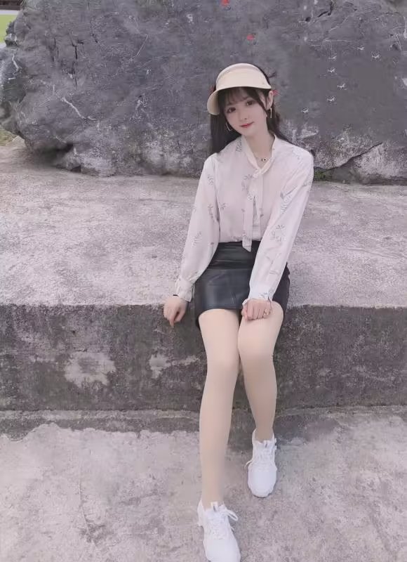 年轻可爱的小姐姐