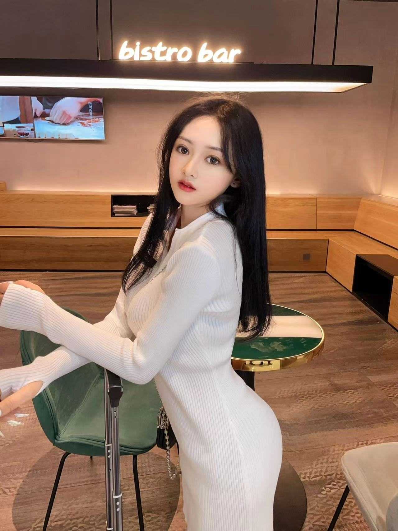 干起来的时候，两个胸一晃一晃的，没坚持住