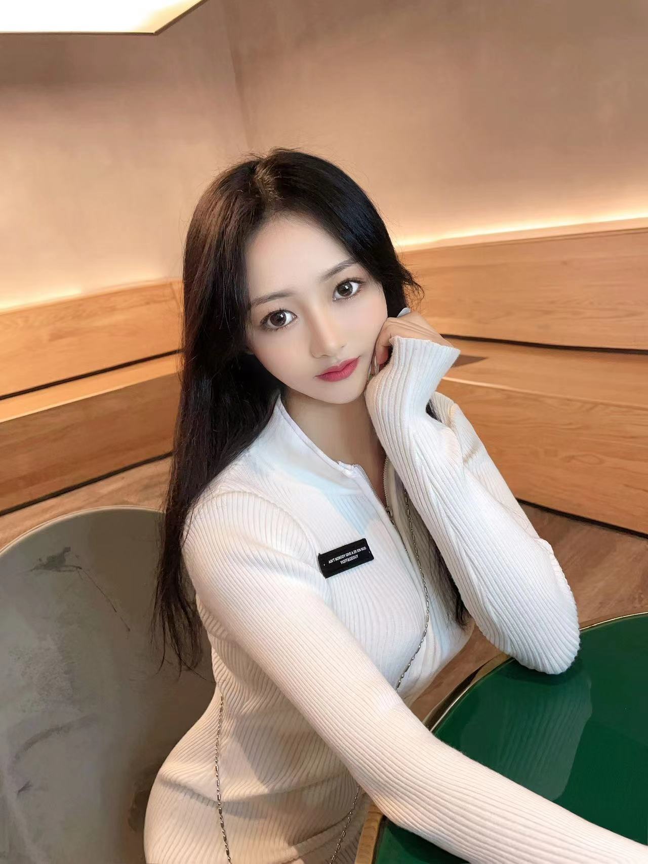 干起来的时候，两个胸一晃一晃的，没坚持住