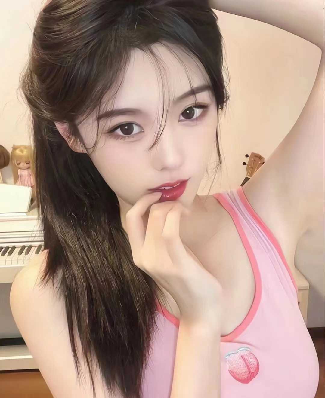 我抱着她头 深~hou kb出，一直问她表现的sao不sao