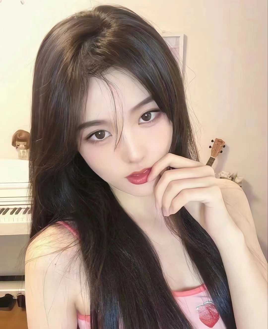 我抱着她头 深~hou kb出，一直问她表现的sao不sao