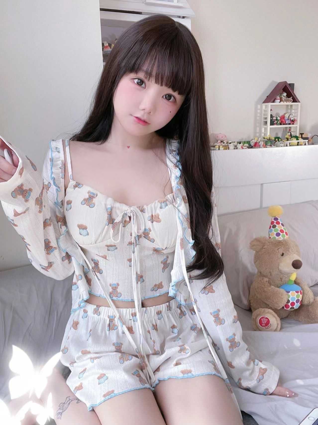 大胸嫩妹子一枚