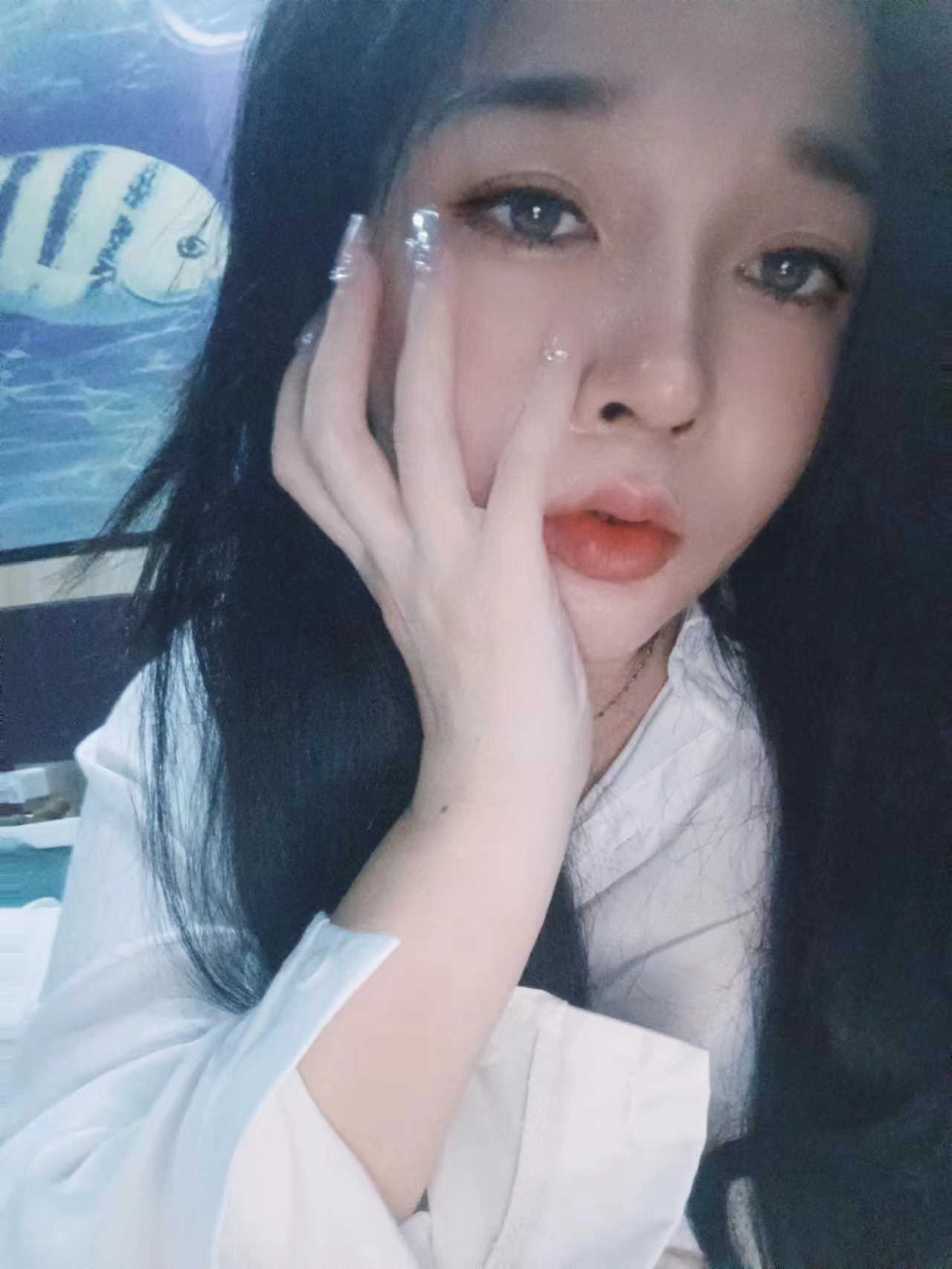 对着镜子后入，几百下后射出，直接爽翻天