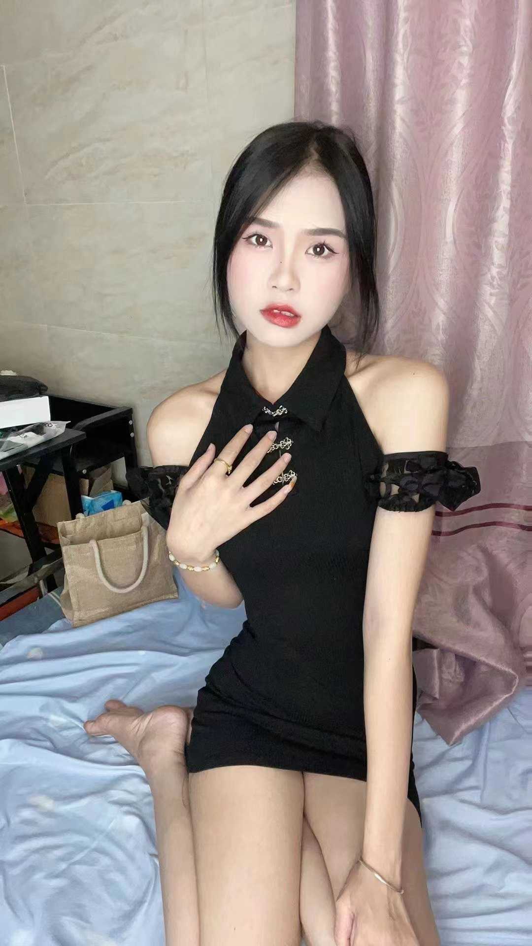 很年轻的妹子提枪上马