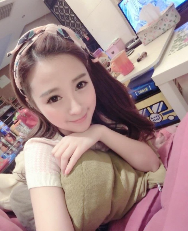 胸大清纯的美女，看着挺清纯的