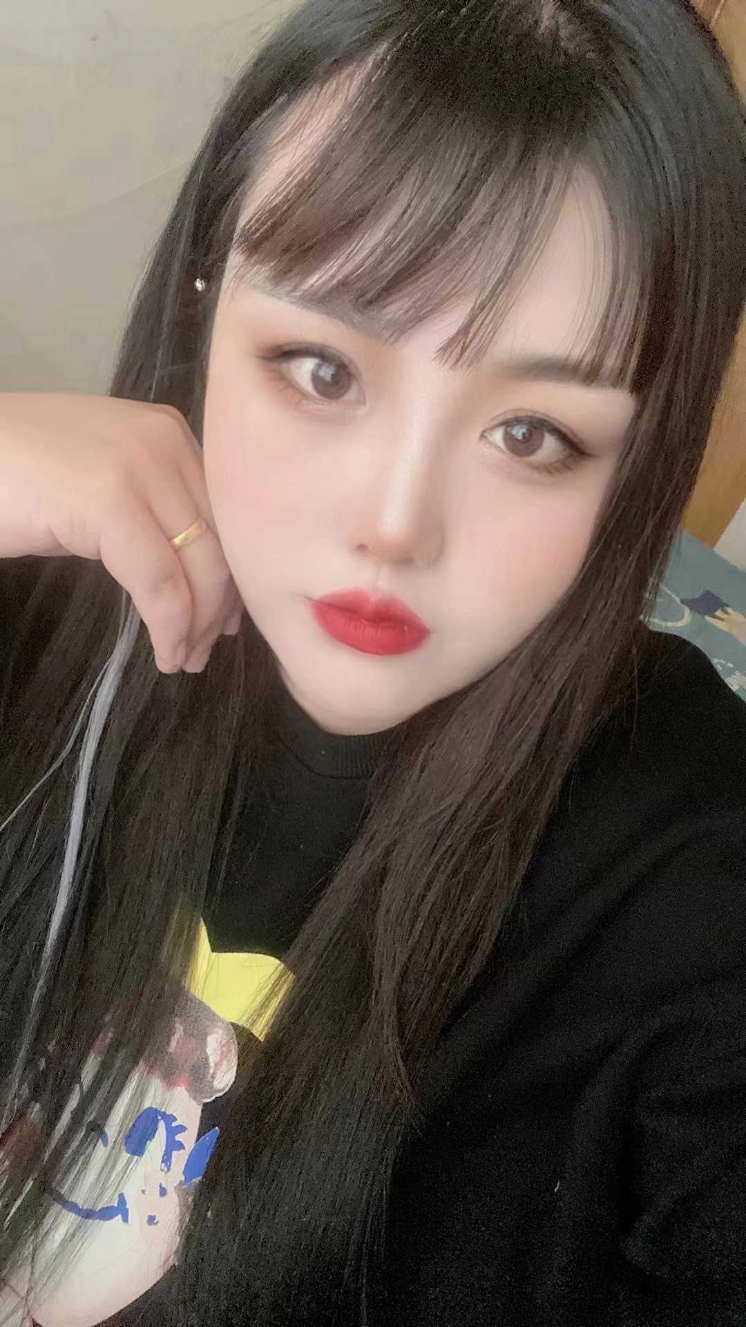 丰满胸大的小嫩妹