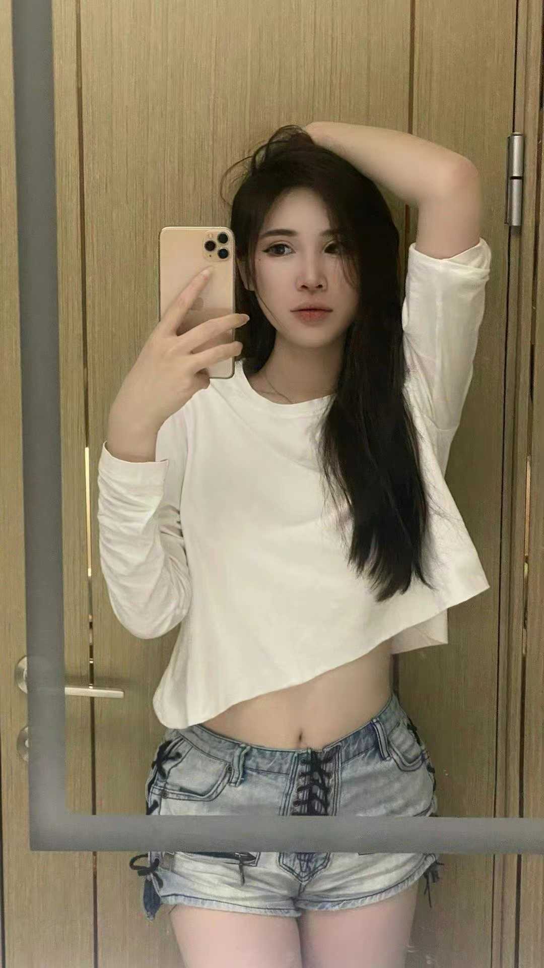 小粉b很紧夹得我很快就射了，爽歪歪