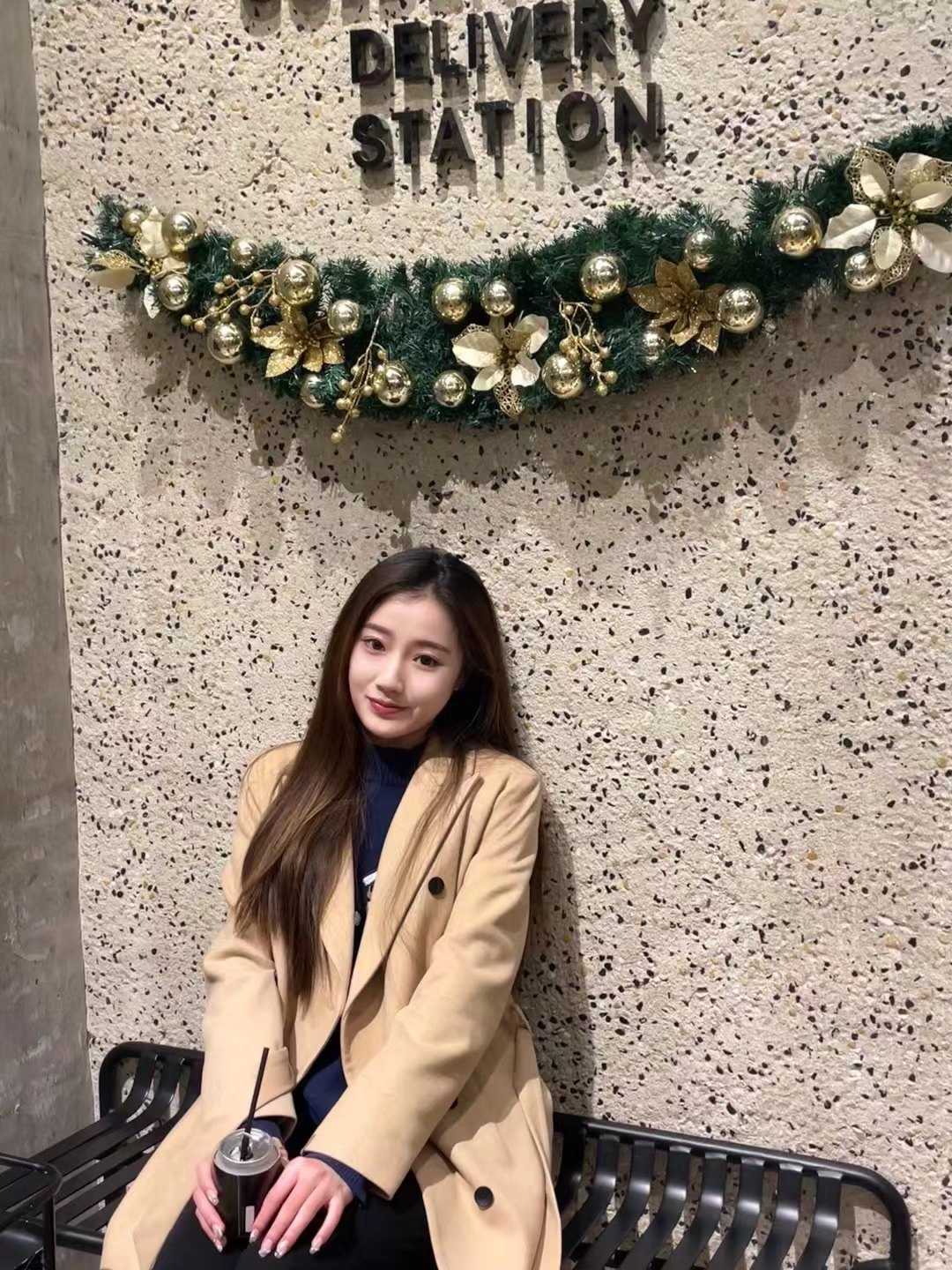 极品小嫩妹，奶子大屁股翘腰细
