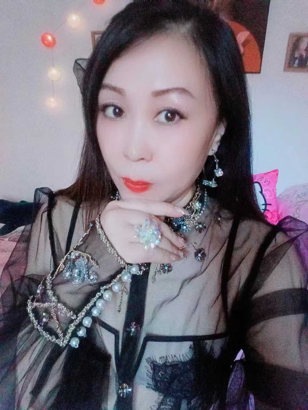 制服诱惑，可双飞的少妇