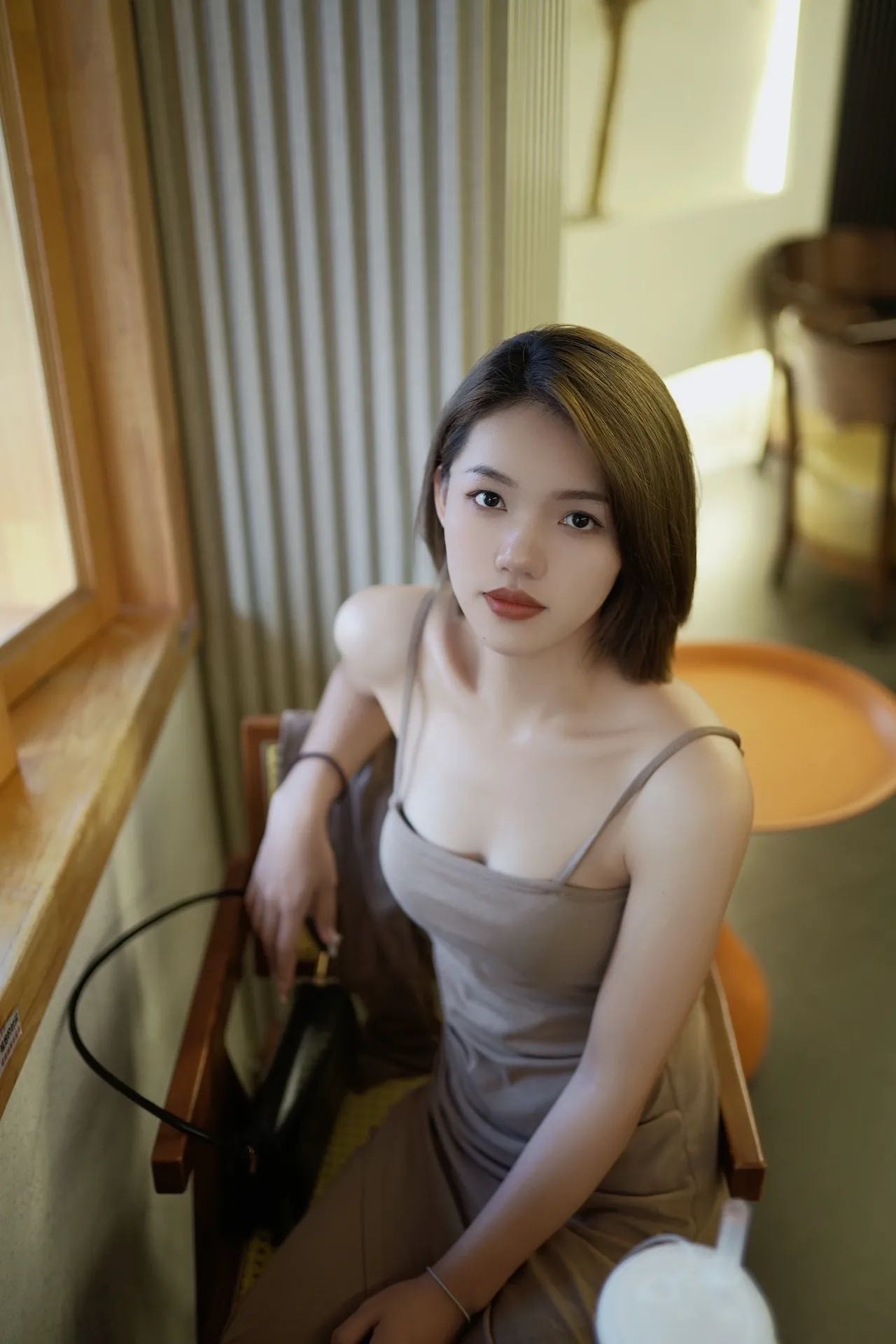 刚毕业的短发美女服务好